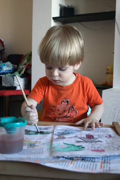 Pojke med målning — Stockfoto
