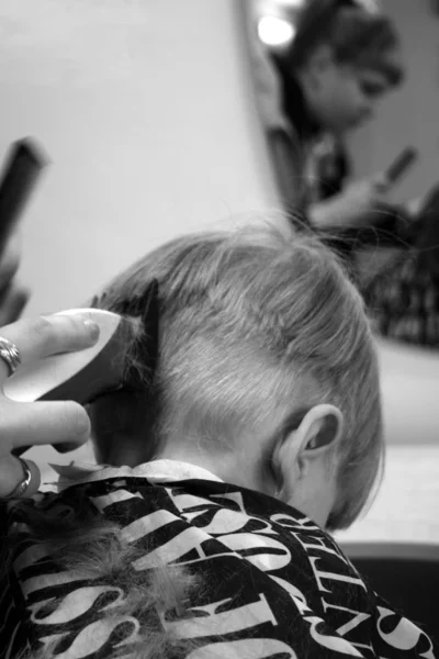 Niño cortándose el pelo —  Fotos de Stock