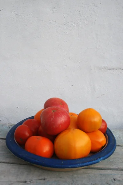 Свежие помидоры на голубой тарелке — стоковое фото