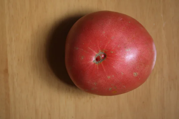 Manzana roja sobre una mesa de madera —  Fotos de Stock