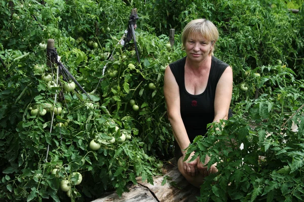 Volwassen vrouw in een groene tuin — Stockfoto