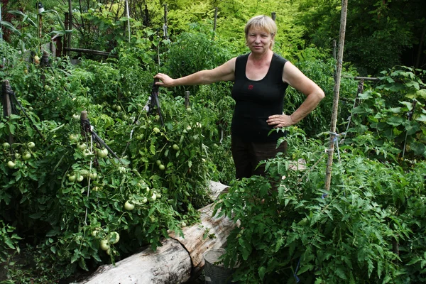 Zralá žena v zelené zahradě — Stock fotografie