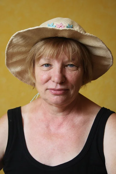 Donna anziana con il cappello di paglia — Foto Stock