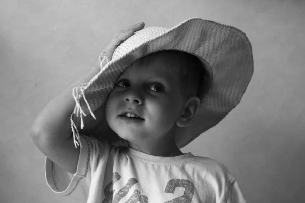 Kleine jongen in tne stro hoed — Stockfoto
