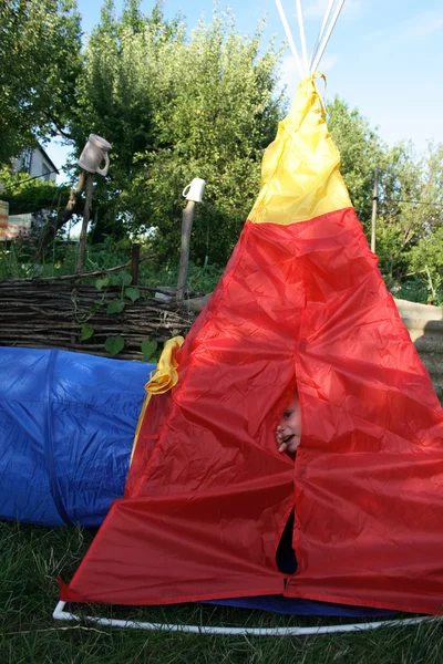 Garçon dans une tente rouge — Photo