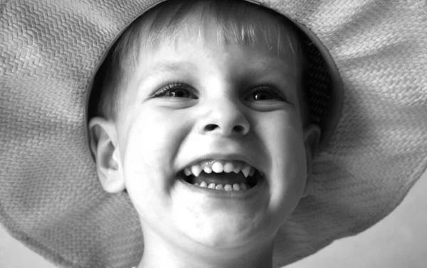 Lachende kleine jongen — Stockfoto
