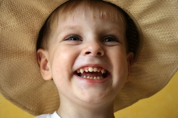 Petit garçon souriant — Photo