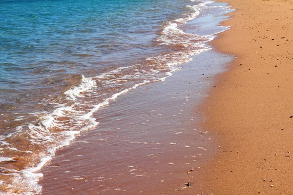 Spiaggia di sabbia e bordo del mare — Foto Stock