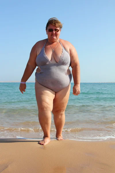 Överviktig kvinna på strand — Stockfoto