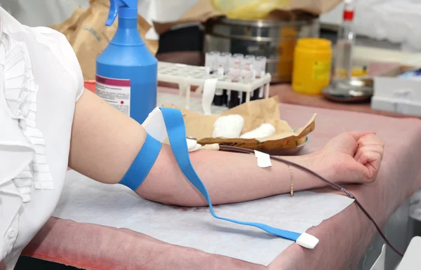 Blood donor in laboratory at donation — Stock Photo, Image