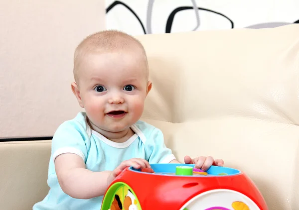 Happy baby med leksak — Stockfoto