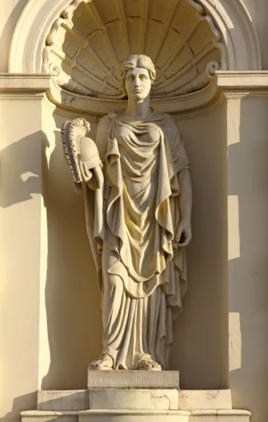 Sculpture à la porte principale de l'Université de Varsovie — Photo
