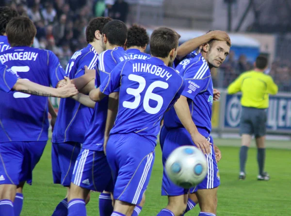 Spelare i FC dynamo Kiev gratulera andriy shevchenko — Stockfoto