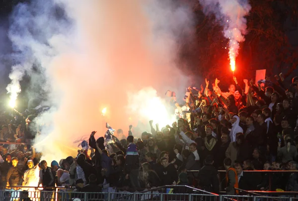 Fc Dynamo Kiew Ultras brennen Fackeln ab — Stockfoto