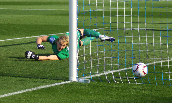 Arsenal Kyiv's goalkeeper Sergiy Pohorilyi missing a goal