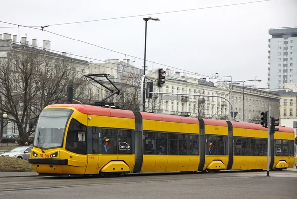 Nowoczesny tramwaj przy ulicy warszawskiej — Zdjęcie stockowe