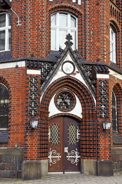 Fachada de um antigo edifício de estilo gótico tradicional — Fotografia de Stock