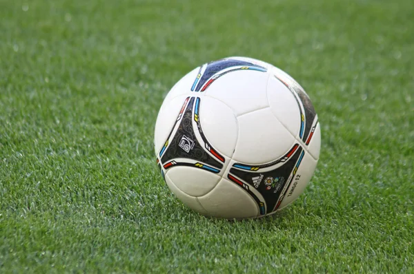 Κινηματογράφηση σε πρώτο πλάνο επίσημη uefa euro 2012 μπάλα στο γρασίδι — Φωτογραφία Αρχείου