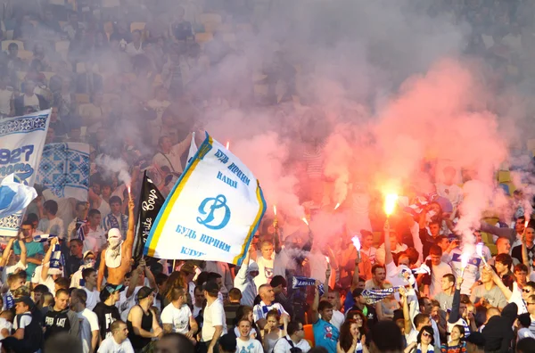 Partidarios del equipo FC Dynamo Kyiv muestran su apoyo —  Fotos de Stock