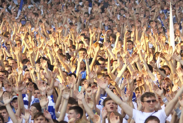 Partidarios del equipo FC Dynamo Kyiv muestran su apoyo — Foto de Stock