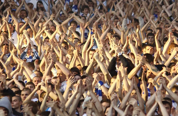 Apoiantes da equipe FC Dynamo Kyiv mostram seu apoio — Fotografia de Stock