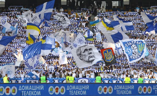 ФК Динамо Київ команди прихильників показати свою підтримку — стокове фото