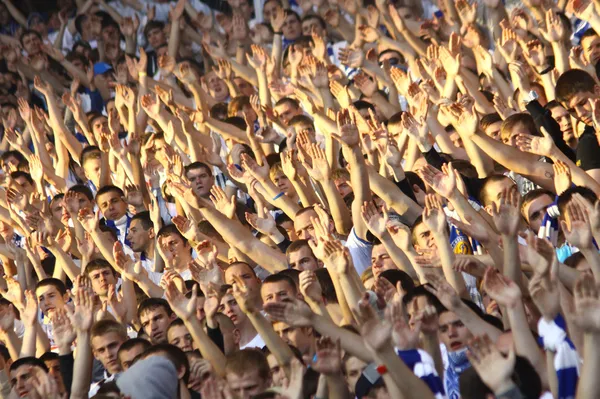 Partidarios del equipo FC Dynamo Kyiv muestran su apoyo —  Fotos de Stock