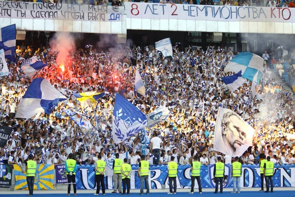 Kibiców drużyny FC dynamo Kijów pokazać swoje poparcie — Zdjęcie stockowe