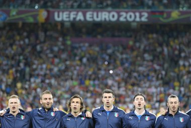 İtalya Futbol Takımı oyuncuları Milli ilahi söyleyeceğiz.