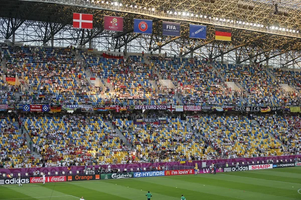 Трибуны стадиона "Арена Львов" во время матча ЕВРО-2012 — стоковое фото
