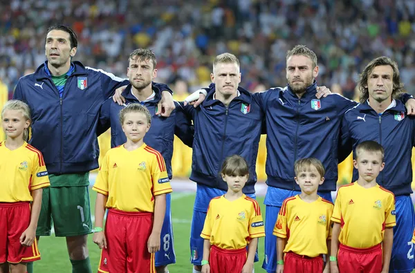Los jugadores del equipo de fútbol italiano cantan el himno nacional — Foto de Stock