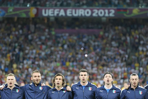 Los jugadores del equipo de fútbol italiano cantan el himno nacional — Foto de Stock