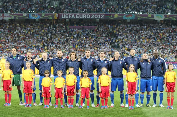 Los jugadores del equipo de fútbol italiano cantan el himno nacional —  Fotos de Stock