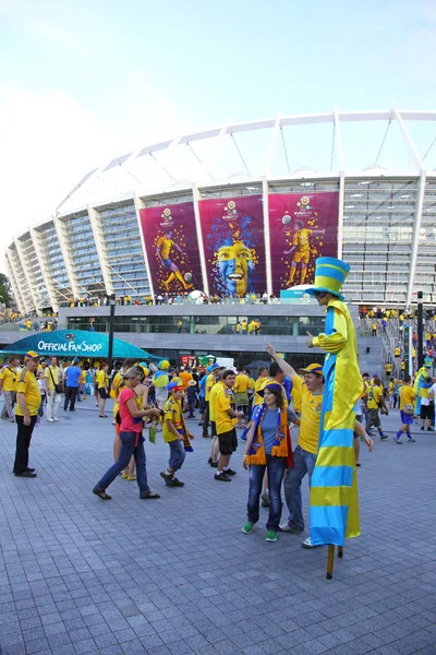 Fotbollsfans gå till Olympiastadion (Nsc Olimpiysky) innan Ue — Stockfoto
