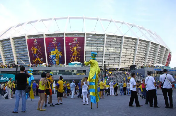 Les fans de football se rendent au stade olympique (NSC Olimpiysky) avant U — Photo