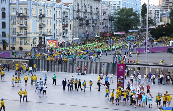 Piłka nożna fanów przejść do stadionu olimpijskiego — Zdjęcie stockowe