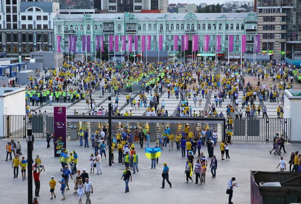 Fußballfans gehen ins Olympiastadion — Stockfoto