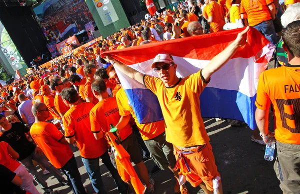 Anhänger der holländischen Fußballmannschaft gehen auf einer Straße in Charkiw — Stockfoto