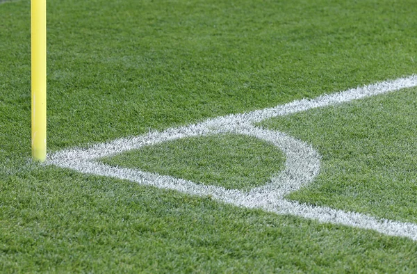Nahaufnahme des Eckballs auf dem grünen Fußballplatz — Stockfoto