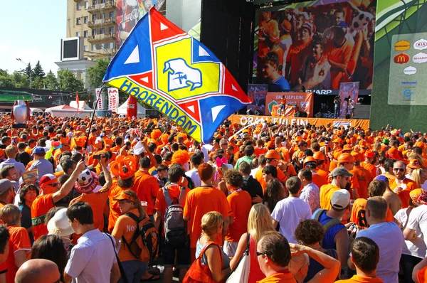 Kibice drużyny Holandii chodzić po ulicy Charków — Zdjęcie stockowe