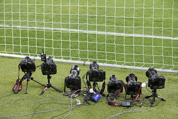Afstandsbediening photocameras staan op het veld — Stockfoto