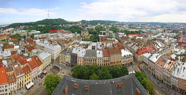 Panorámás kilátás nyílik a piac tér és a régi város Lviv — Stock Fotó
