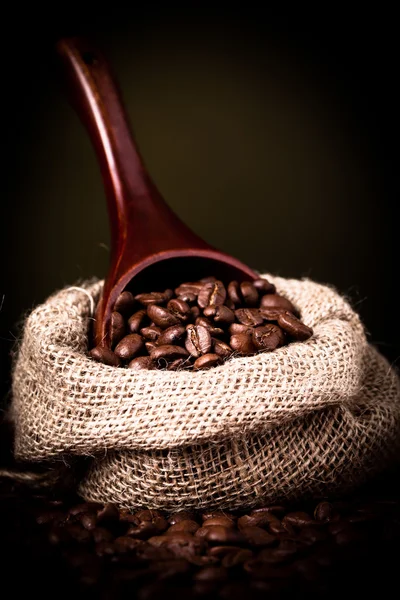 Grãos de café derramamento — Fotografia de Stock