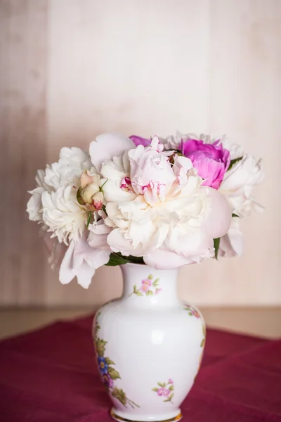 Peonies on the table — Stock Photo, Image