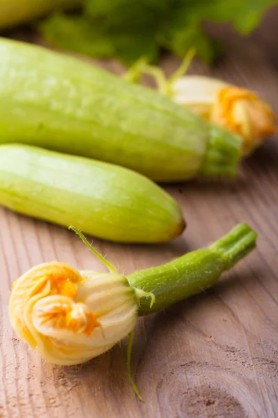 Courgettes with flowers — Stock Photo, Image