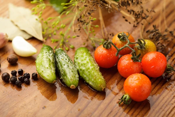 Pomidory i cucumgers — Zdjęcie stockowe