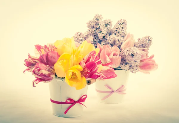 Bouquets de tulipes et lilas — Photo