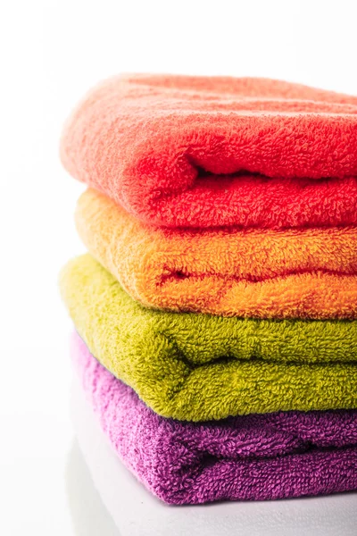 Stos ręczników na białym tle — Zdjęcie stockowe