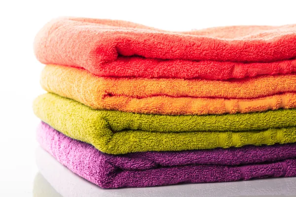Stapel handdoeken geïsoleerd — Stockfoto