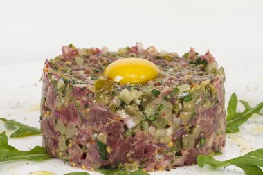 Steak tartare ile yumurta